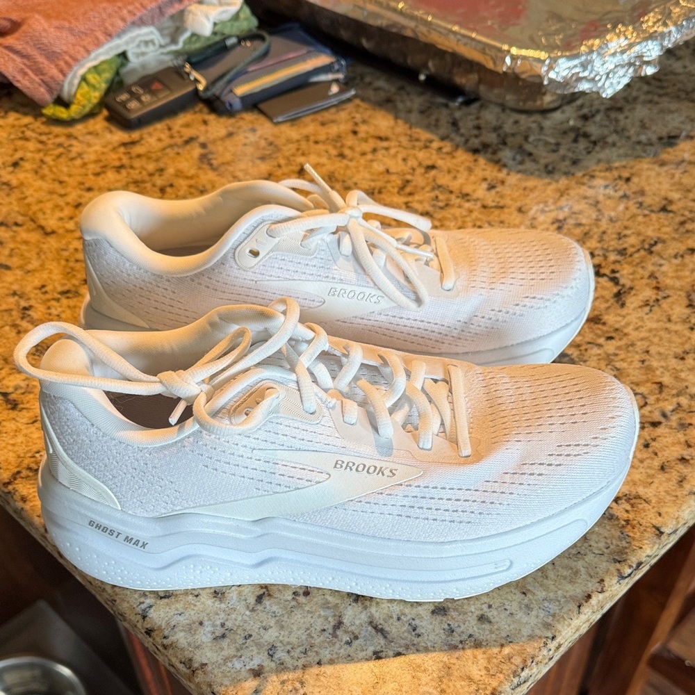Brooks Ghost Max White Sneakers